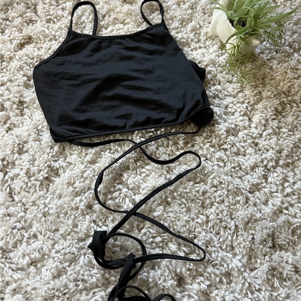 Super cute vintage Y2K, 2000’s wraparound crop top in black